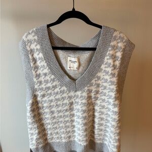 Abercrombie & Fitch Women's V-Neck Sweater in Gray and White